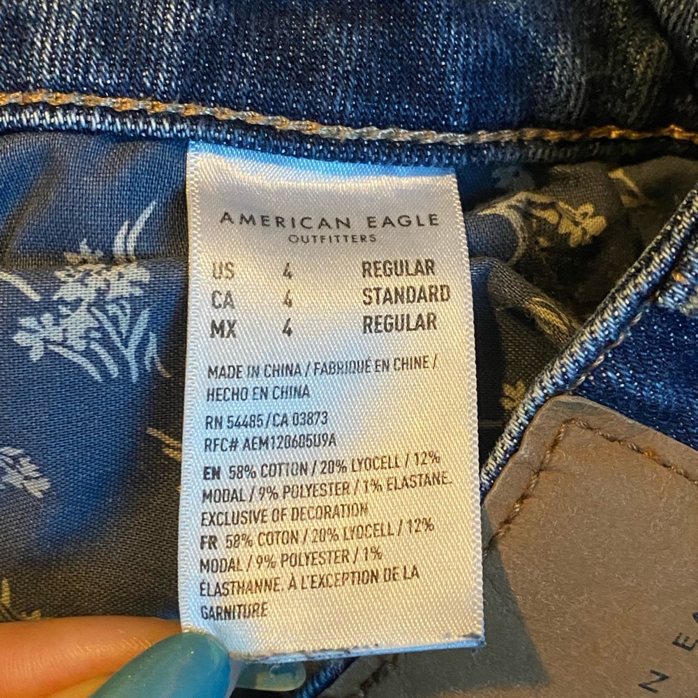 AE Ripped Jeans, size 4 regular - Picture 4 of 4